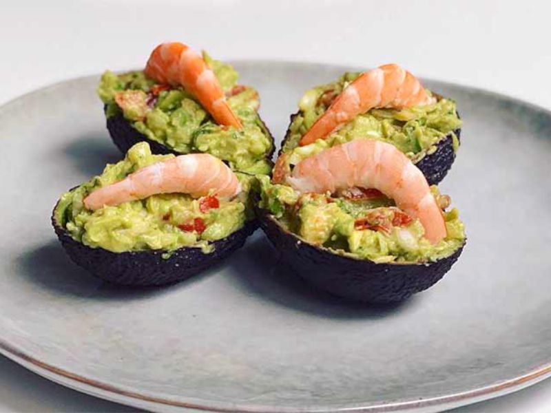 MEDIO AGUACATE RELLENO DE LANGOSTINOS CON CANGREJO Y HUEVAS DE TOBIKO