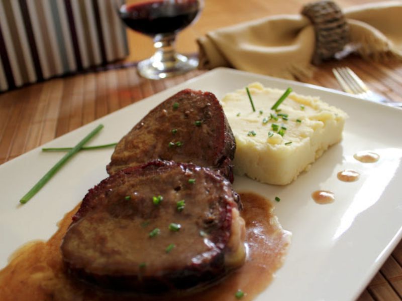 REDONDO DE TERNERA ASADO CON PARMETIER DE BONIATO, CEBOLLITAS GLASEADAS 