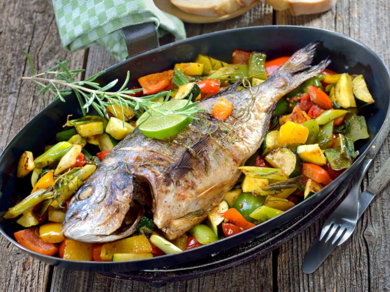 DORADA DE COSTA CON PANACHÉ DE VERDURAS Y SALSA DONOSTI