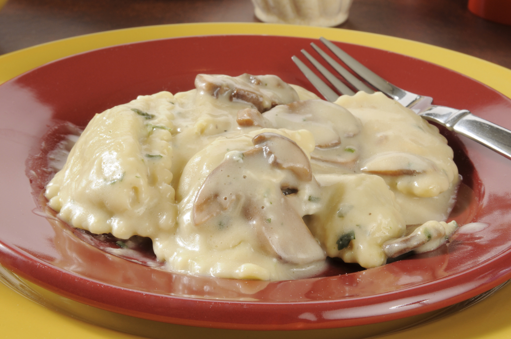 RAVIOLI DE POLLO ASADO  EN SALSA 